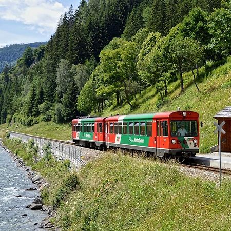 Burg Finstergrun Vandrerhjem Ramingstein Eksteriør bilde
