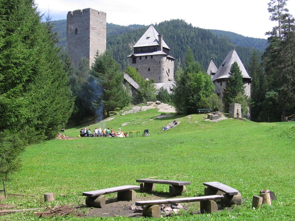 Burg Finstergrun Vandrerhjem Ramingstein Eksteriør bilde